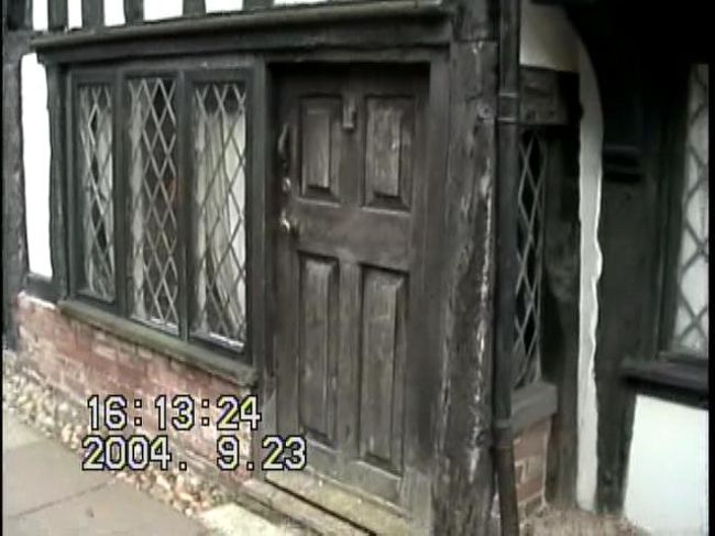 マーメイド・ストリートからウォチベル・ストリートは石畳の素敵な道で、古い建物がいっぱい。<br />こんなドアも、猫町の入り口？<br /><br />