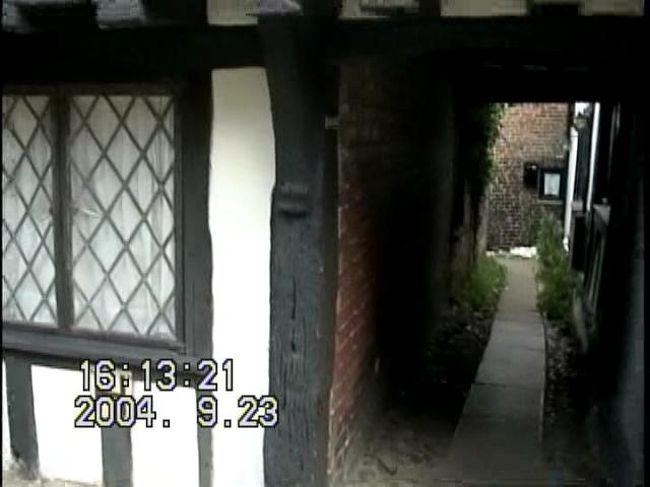 こんな妖しげな路地も。<br /><br />奥で猫が呼んでる〜。<br /><br />