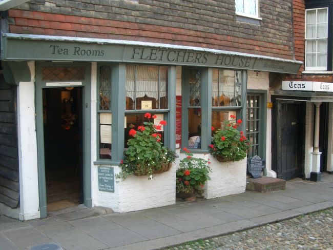 聖メアリー教会裏の、ティーハウス。<br />夢に出てくるような理想的な造りで喜んで飛び込んだけど、悲しい結果に。<br />詳しくは旅行記『英国紅茶考』をご覧あれ。<br /><br />