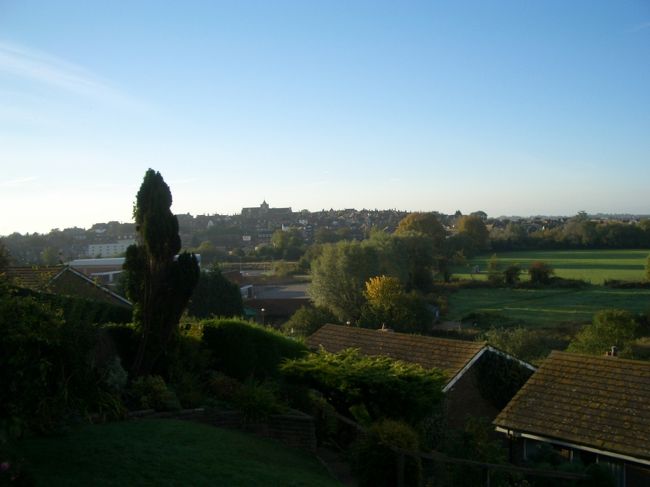 無事に夜が明けました。<br /><br />本日も快晴。B&amp;Bの裏の、高台から見下ろすライの街。<br /><br />このB&amp;Bカルペッパーズは街からは少し外れますが、こんな景色が見られてオススメです！<br /><br />