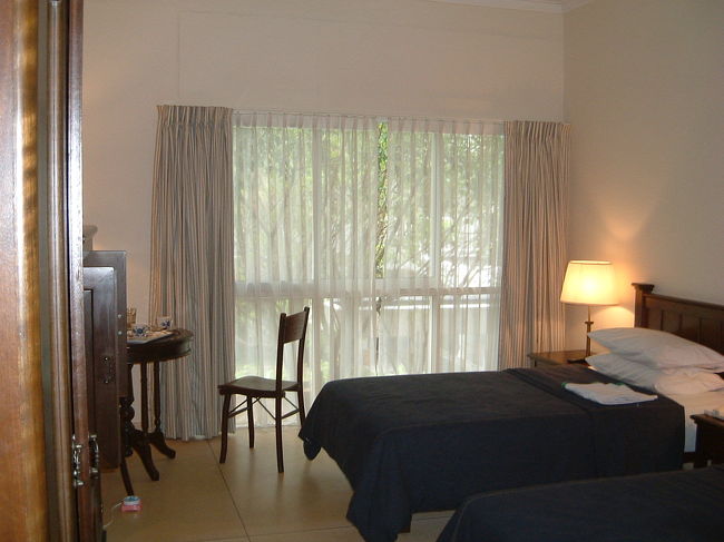 お部屋は少々古いのですが、かわいいローンパインのロゴが入ったバスローブやらスリッパやら細かなところがおしゃれです。