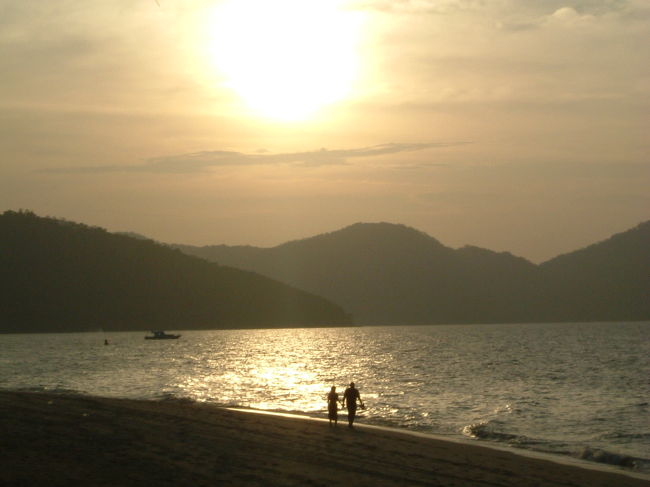 ローンパインのビーチから撮った夕日です。朝は小鳥のさえずり、夕方になると海に沈んでいく夕日が本当に美しい。