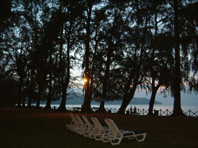 ホテルのプールサイドから撮った景色です。夕日が本当にきれいなんですが・・・もっと写真の腕を磨きたい！！