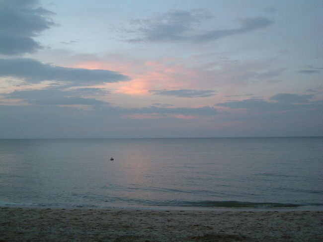 2004年最後の夕日です。来年も穏やかな海と美しい自然に囲まれたペナン島でありますように！！