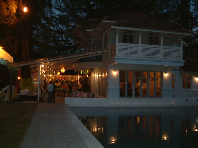 ホテルのレストランでカウントダウンパーティーです！！　ホテルのレクレーションが企画されており、大変にぎやかな夜でした。