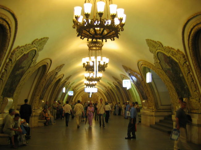 モスクワに到着六日間も列車の移動は素直にしんどかった…<br />けど変な達成感が生まれた。かなり暇な時間が多かったけどこんな経験できるのも学生のうちだけだ。<br />この写真はモスクワの地下鉄のホームだ。<br />かなりゴージャスだ。ニューヨークのくそ汚いサブウェイに対抗しているのかなー。<br />けど列車事態は汚い。しかも駅名の表示、放送すべていがロシア語で降りたい駅で降りるためには駅の数を数えてなければならない。<br />結構不親切な国だ。