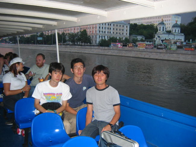 キエフスカヤ駅からベルグラードホテルに行く。<br />迷って結構苦労した…<br />チャックインして六日ぶりの風呂に入る。<br />3回も体を洗ってやっと垢が出なくなった。中国で買った20円の石鹸が悪いわけではなさそうだ。頭も2回洗った。<br />頭は鉄道のトイレのシンクに頭を突っ込んで3回ぐらいシャンプーしてたのでそこまでカピカピじゃなかった。<br />知り合った2人は一回も洗ってなかったので髪に自然なワックスがついてカピカピになっていた。<br />六日間連続で着ていた服も選択した、マジ洗っても洗っても綺麗にならなかった…<br /><br />夜は3人でクルーズに行った。モスクワ川を下る奴でモスクワの名所は大体見れた。<br />ちなみのこの写真の時刻は8時とかだった。