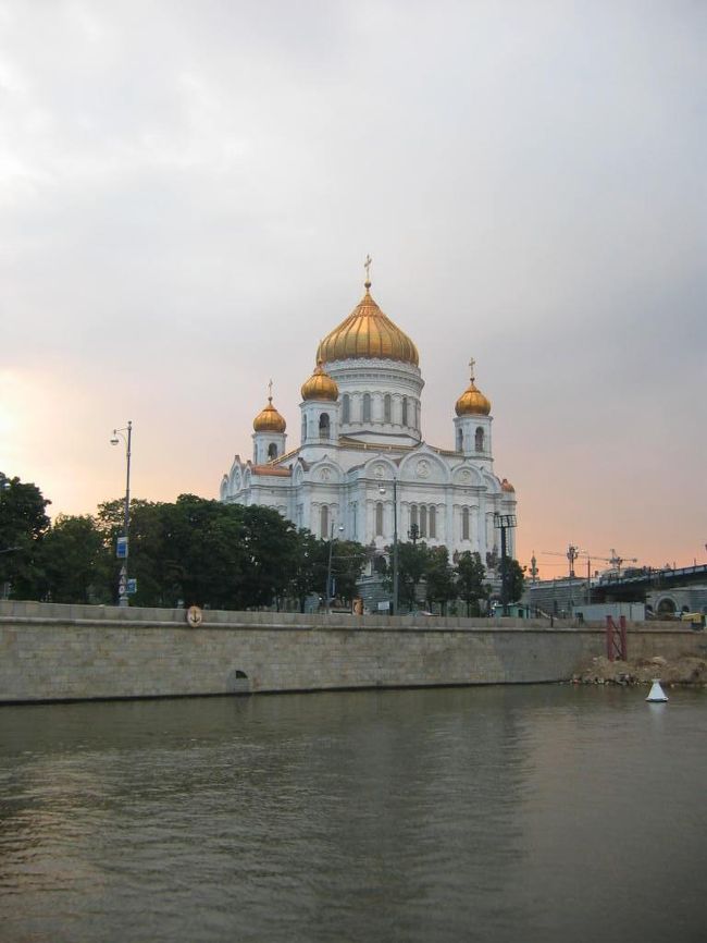 救世主キリスト聖堂。<br />夕日がだんだん沈んでいく。カップルとか結構ムーディーな感じ。俺らは男3人だ…