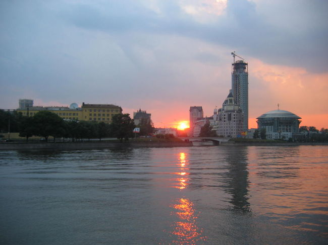 沈む夕日。<br />なんかクルーズで優雅なときがすぎ、モスクワの歴史的な建物を見てモスクワに来たんだなーと実感した。