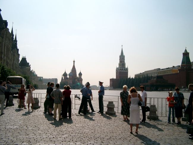 8月10日<br />またシベリア鉄道で知り合った2人と合流してクレムリン観光へ。<br />まずは赤の広場に行った。テロとかのせいで閉鎖されてるって噂があったが昼頃には余裕で空いていた。<br />赤の広場に朝から長蛇の列ができていた。<br />これがクレムリンに入る列だと思って1時間ぐらい並んだ。実はこれはレーニン廟に入る列だった。いざうちらの番になったら案の定カバン、カメラ駄目と言われ最後尾に飛ばされた…<br />表示とかないから結構間違えやすいと思う。<br />地球の歩き方の地図も微妙に読みずらかった。<br />そこでレーニンの冷凍保存を諦めてクレムリンを目指すことにした。<br />時刻はすでに12時ぐらいだった。時間を無駄にしてしまった。