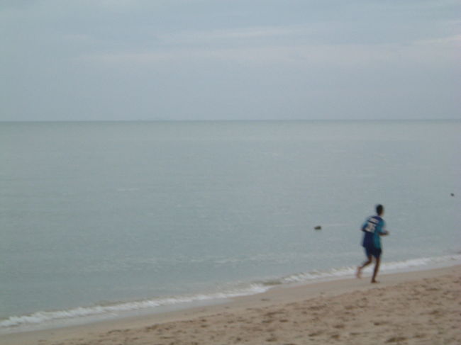  ペナン島の朝はいつも曇っていて日の出が見れませんでした。パラセイリングや乗馬のお誘い人もなく、ランニング中の観光客や手をつないでお散歩する老夫婦がいました。