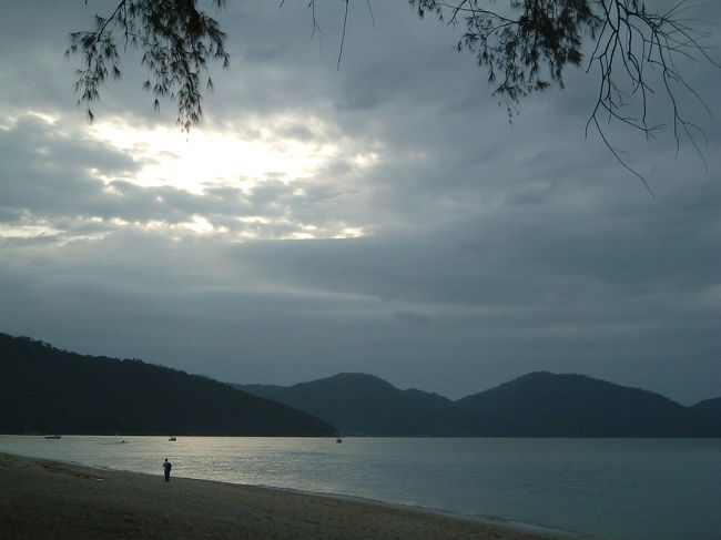 夜明けはだいたい7時くらい。<br />7時になるまではほとんど外も暗いのでついついまだ夜更けかと思ってしまいますが・・・　空が明るくなってくると鳥のさえずりが聞こえてきます。