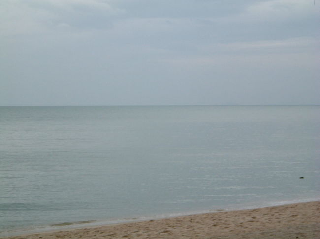 　この日は海の奥がとても青く、まるで波が向かってきているようにみえました。とっても不安になってしましました。