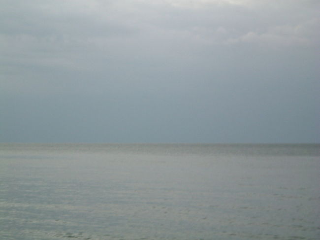 　海の向こうが深いブルーになっているのが分かるでしょうか？まるで波がこちらに向かって来ているようです。　バツーフェリンギの海は時間ごとに色が変わり、明るい緑だったり深緑だったり、青かったり・・・太陽の光でそう見えるのか、それとも海で流されてくるものの色か・・・全く分かりませんが大変神秘的でした。ただ、足を入れたくなるような水の色ではありません。遠く眺めていたい海でした。