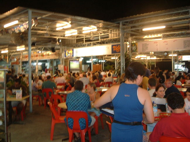 明日はいよいよ帰国。ホテルの近くの屋台村に行きました。ローンパインやゴールデンサンズホテルの周りはB級グルメの屋台でいっぱいです。ジョージタウンなどの街ではもっと安く食べれると同じ旅行者の方がいっていましたが、ホテルの近くにおいしい場所があるというのはいいですね！！だいたい5品くらい（二人でも多すぎるくらい）頼んでも２０RG（６００円くらい）でした。ビールはどこのお店もちょっと高めです。