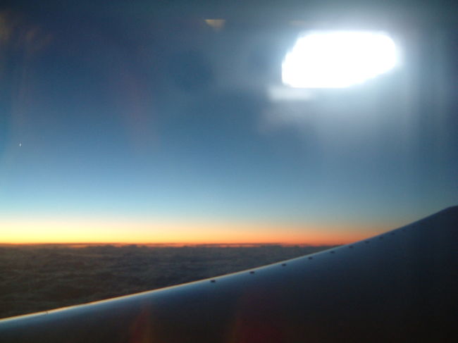 　最後に<br />日本上空の空からとった夜明けの一枚。　<br />結果的に、旅行中はたくさんの家族に心配をかけてしまいました。（ごめんなさい）<br />　現地の人が今も不安な気持ちでいるかと思うと本当に複雑な心境です。　ホテルのスタッフと話をするなかで平穏な日々の中にも初めての津波に対する恐怖心や不安があること感じました。無事に帰って来たものの、今回のことを人事と感じてはいけないと思っています。私達夫妻に出来ることは小さなことですが、ペナン島の美しいさと人々の穏やかな生活がいつまでも続くように願ってやみません。