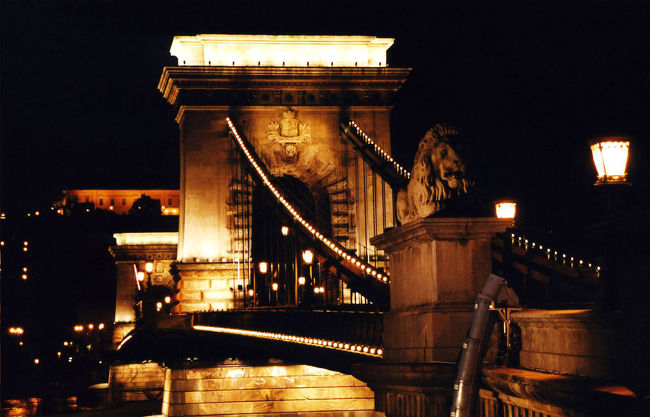 くさり橋<br />街を東西に分けるようにして流れるドナウ川に架けられる橋です。<br />ブダペストの街は川の西側＝王宮のあるブダ地区と、川の東側＝繁華街の広がるペスト地区に別れています。くさり橋はこの二つの地区を繋ぐ最初の橋として、1849年に完成しました。