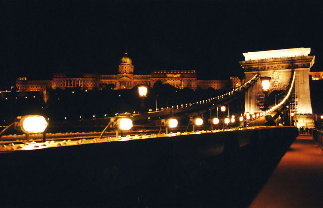 くさり橋と王宮