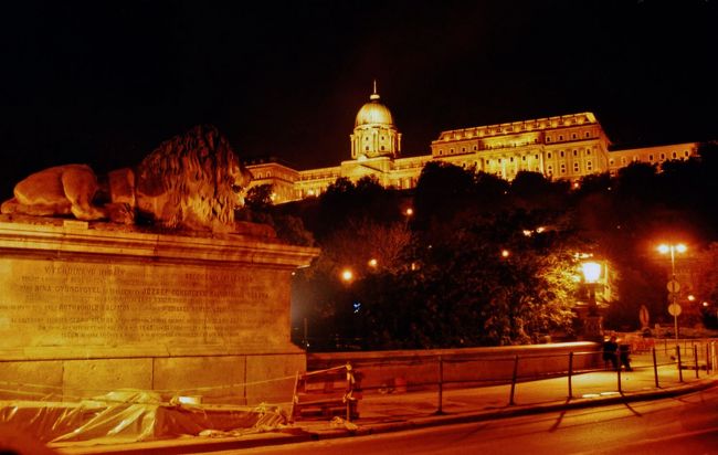 こちらも、くさり橋と王宮