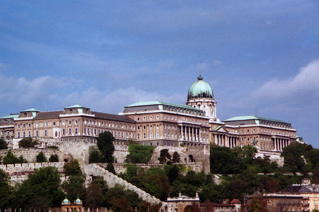 王宮 <br />13世紀に建造されたハンガリー王室最後の宮殿。ネオ・バロック様式という建築様式(だそう)です。現在内部は、歴史博物館、国立図書館として公開されています。