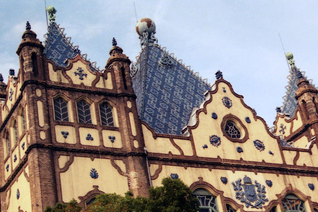 地理学研究所<br />かなり変わったデザインの建築です。地理学研究所だけあって、てっぺんに地球儀が。レヒネル・エデンという人の設計だそうです。内部もかなりすごいそうで、見学も可能ですが、私はバスで通り過ぎただけでした。