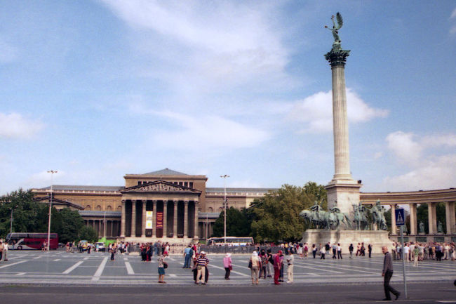 西洋美術館<br />英雄広場に建つ、シッケンダンツ・アルベルトとヘルツォーグ・フュレップの共同設計 による美術館。広場を挟んだ向かい側に現代美術館があり、同一人物の設計なので良く似ています。間違えて入る人も多いそうなので要注意です。