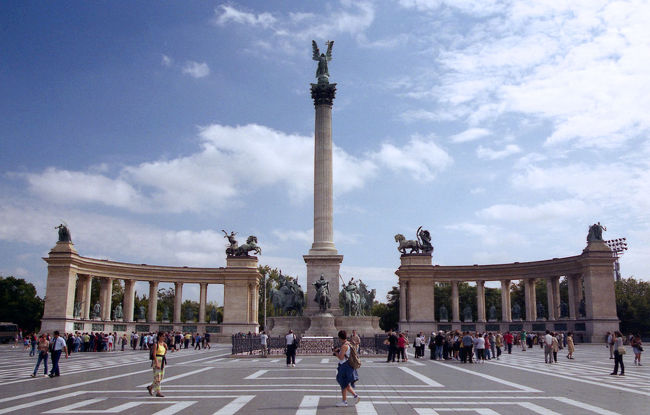 英雄広場 <br />ハンガリー建国千年を記念して造られた広場。中央に建つ高さ36mのオベリスクは建国1000年を記念する碑です。最頂部には、右手にハンガリーの歴史を象徴する王冠、左手に二重十字を掲げ持つ大天使が立ち、その下には7マジャール族の祖先の騎馬像が並んでいます。観光客も多いですが、かなり広々とした広場でした。