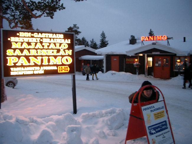 サーリセラン・パニーモホテルです。なんと、ホテルの受付がバーのカウンター！！入った瞬間、間違えましたぁ〜と出て行ってしまいました。再度戻ると、バーの兄ちゃんが、”ＫＥＮＪＩ　＆　ＳＨＩＮＹＡ”と迎えてくれました。中では２０人ぐらいの人が飲んでました。