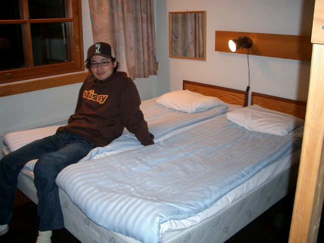 部屋は結構広く、ツインのベッドの他に２階建てベッドが有りました。ここのホテルにはコテージが５軒あります。旅に行く１週間前に予約したので、予約は一杯でした。このホテルの他、計３つのホテルに直接メールしましたが、パニーモが一番対応が良かったです。