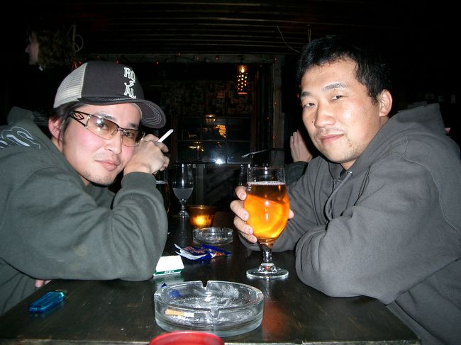 受付のあったバーで一杯しました。そしたら先程の兄さんが”ハスキー・サファリはどうだ？”と言うので、”もちろんやりたい”と言うと、ちょうど飲みに来ていたＨＵＳＫＹ．ｃｏ．の人に声を掛けてくれました。事務所が並びにあるので、そこで閉店していたにもかかわらず対応してくれました。