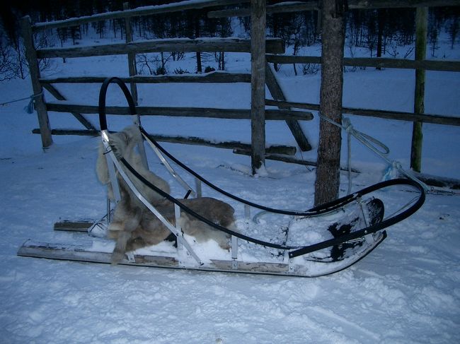 ソリです。一人が座り、もう１人が後ろに乗ってソリを操ります。ブレーキなんかを操作するためです。