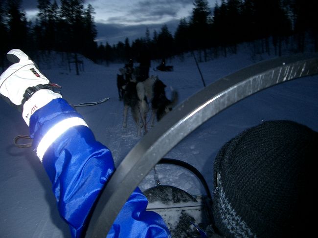 出発です。何故スポーツの写真にしたのかと言うと、後ろに乗っている人は、かなり疲れます。下りではブレーキをかけ、上りでは犬の負担を減らすためにソリを押すという具合に・・・、結構疲れましたよ。