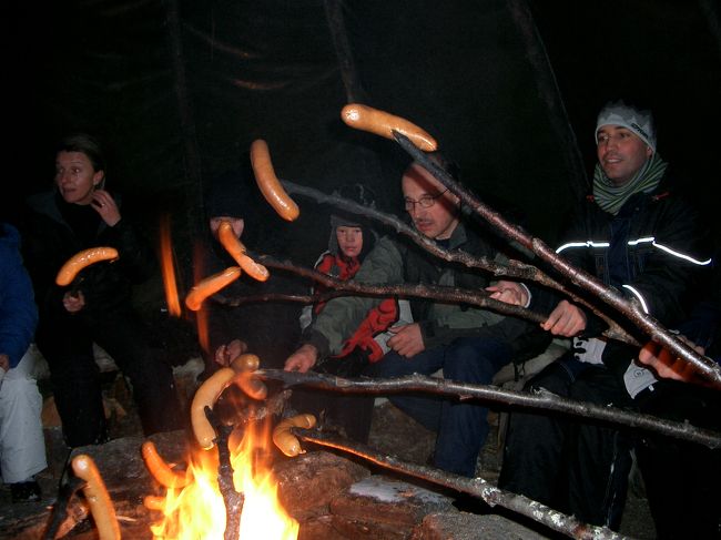 テントの中で休憩。火をおこし、ソーセージを削ったマッカラの木に刺しバーベキュー！一緒に犬ゾリをしたのは、ドイツ人とフランス人とフィンランド人などなど。言葉は違えど、ものすごく楽しかったですよ。フランス人のお嬢ちゃんはソーセージを落としてしまい、皆の笑いを取ってました。ここにビールがあったら最高でした。その代わり、温かい木の実のジュースを飲みました。