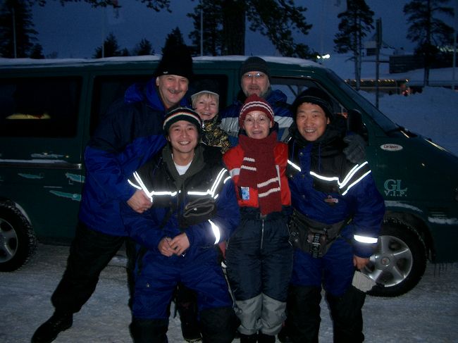仲良くなったドイツ人夫婦２組との記念写真。左のおじさんが”ヤッパーナ×２”と言ってました。さっきの失敗写真をとった人です。そりが終わった後、小屋でホットジュースを飲む時の乾杯をそれぞれの国の言葉でしました。結局最後は”乾杯”で統一しちゃいました。