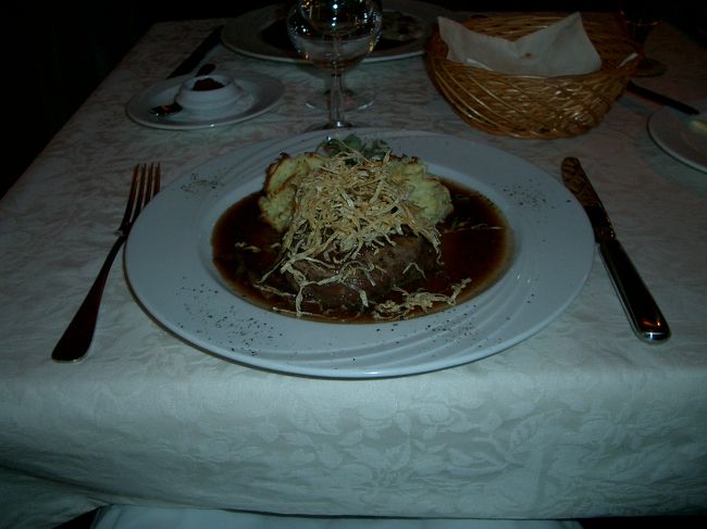 こちらはトナカイのフィレステーキ。上に掛っているのは、なんと切り干し大根でした。それにソースをしみ込ませて肉と一緒に食べれば、これもまた最高の味。このレストランはそこそこ落ち着いた雰囲気で良かったです。