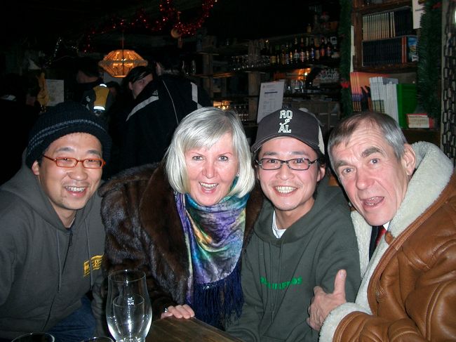 隣に座ったフィンランド人夫婦です。普段は旦那さんの仕事の関係で、中国は上海に住んでいるそうです。”オーロラを見に来たんだ”と言うと、”この気温じゃちょっと無理だよ”と。日本にも来た事があるらしく、”東京は最高な街だよ”と言ってました。でも、最も好きな町は”ＣＨＵ”と言うので、スペルを書いてもらったら滋賀県の”津”の事でした。自分でもなんですが、酔った方が英語がスラスラと出てくるのって不思議ですは。それにしても、奥さんの笑い声にビックリ！！