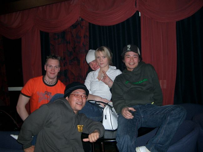 オレンジのＴシャツのＴＥＲＯとトイレ待ちで仲良くなりました。真ん中が妹さん（１７才）で、白い帽子の男が彼氏。普段はヘルシンキにいて、家族＋彼氏で旅行に来たそうです。