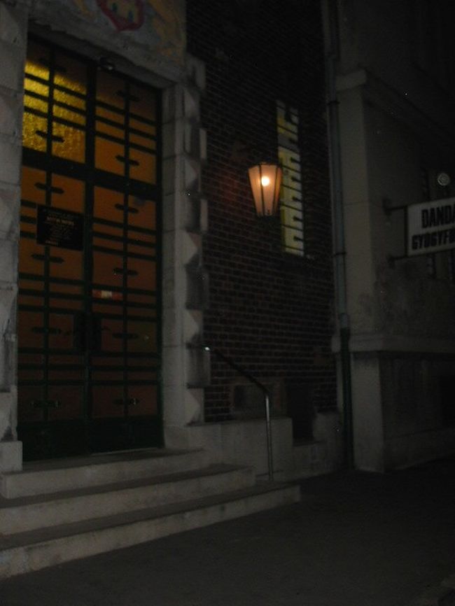 センテンドレからHEVに乗ってブダペストへ戻る。<br /><br />でもって、訪れたのは、ガイドブックに乗っていないダンダール温泉。<br />言葉がわからなかったので、<br />受付の前であい〜んポーズで波を表現。<br />何とか温泉に入りたいということが伝わった。<br /><br />閉店間じかということもあってか人が少なく、<br />ほぼ独占状態でした。