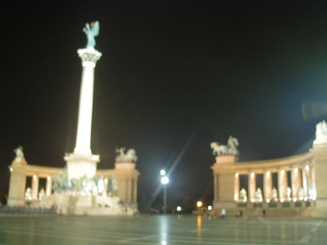 夜の英雄広場。<br />さすがに夜と言うことも合ってか人が少なかったですね。<br />おまけに寒い。<br />元気に少年たちがスケボーやローラーブレードやっていました。