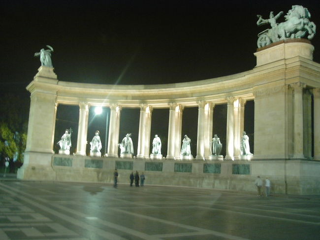 塔の後ろに半円で像が並んでいます。<br />これがまたライトアップされていてかっこいい。