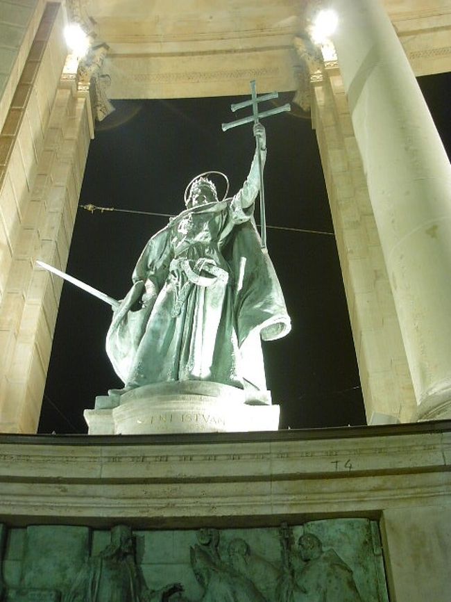 像の一つ。<br />確か聖イシュトバーンだったっけか？<br />それともセーチェニ公だったっけかな？<br />とにかくお偉いさん。