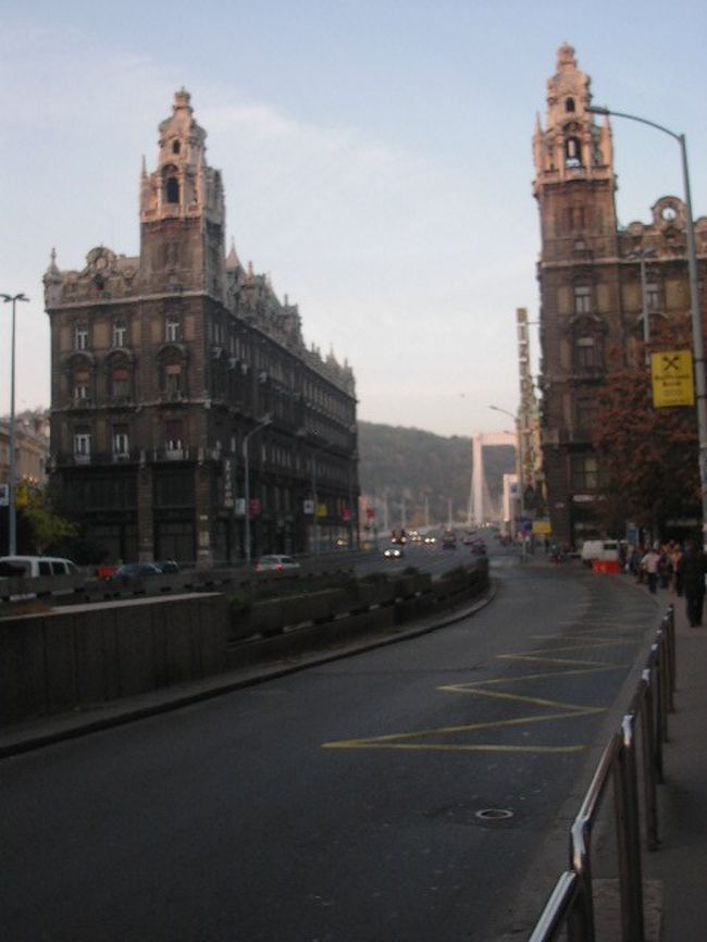 早朝のブダペスト市内。<br />この写真はペスト側からエリザベート橋に向かう方向ですね。