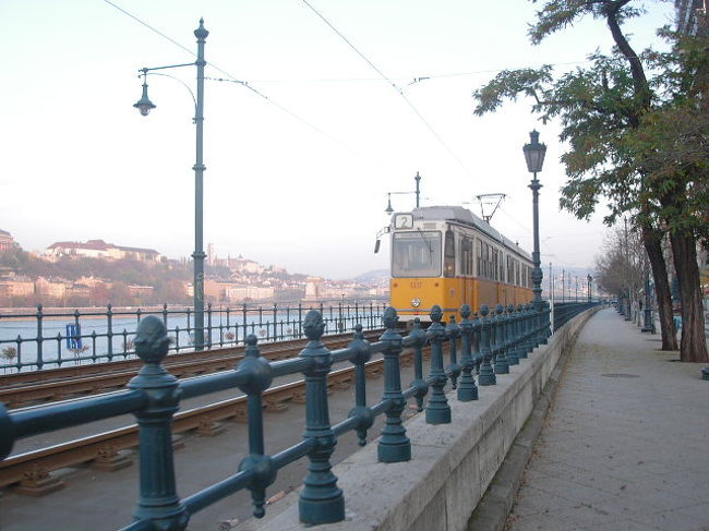 ドナウ川に沿って走るトラム２番線。<br />結局ブダペストにいる間、一度も２番線には乗らなかったなぁ。