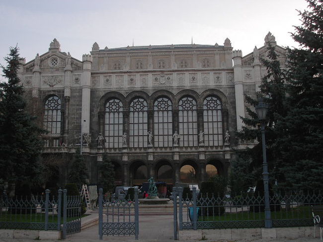 ヴィガドーという劇場です。<br />その前にはヴィガドー広場というものがありますが、<br />早朝からなんとそこの広場では・・・