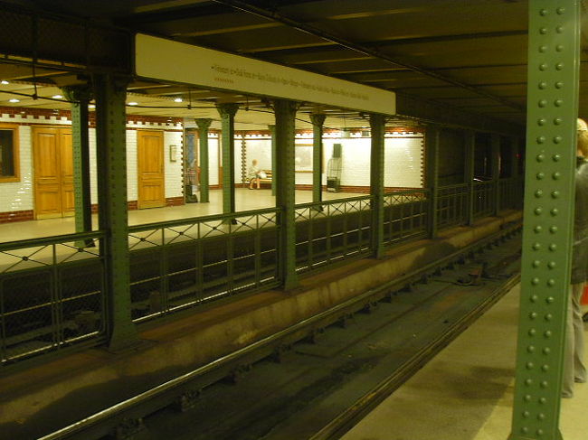 地下鉄１号線のヴェレシュマルティ・テール駅。<br />１号線は一番古い地下鉄だそうで、<br />日本でいうならば銀座線といったところでしょうか。<br />車両も３両なんですよね。
