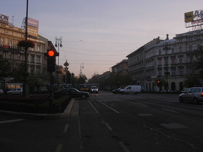 朝のオクトゴン。<br />そろそろ通勤ラッシュといったところでしょうか。<br />激混みですね。車の通りが激しい。