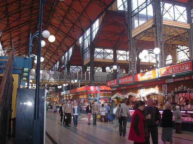 ブダペストの台所、中央市場です。<br />いろいろなものを売っていたり。<br />野菜や肉、魚など、さすが市場。
