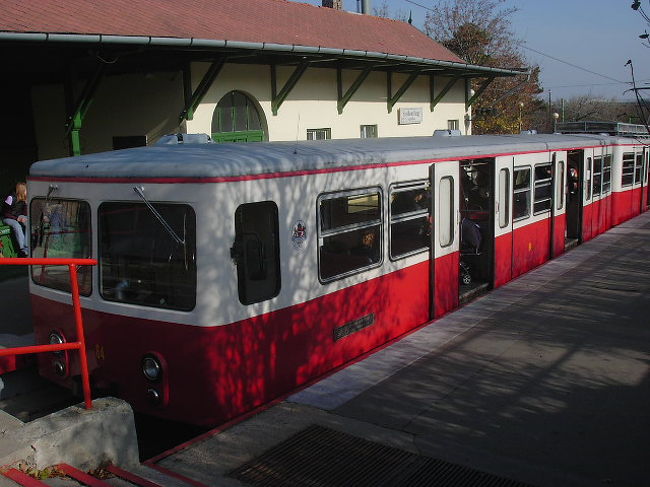 モスクワ広場からトラムで２駅のところから出ているのが登山電車。<br />ゆったりスピードで急勾配の山を登ります。<br />ちなみにブダペストの交通網範囲に入っています。