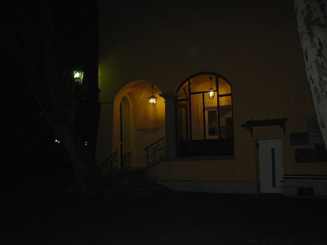 すっかり暗くなってしまって見にくいですが、<br />こちらはルカーチ温泉です。<br />３つの屋外プールと、室内温泉があります。<br />こちらはこじんまりとしていました。