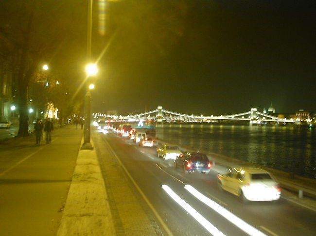 くさり橋のライトアップが綺麗なドナウ川沿い。<br />こちらはブダ側です。
